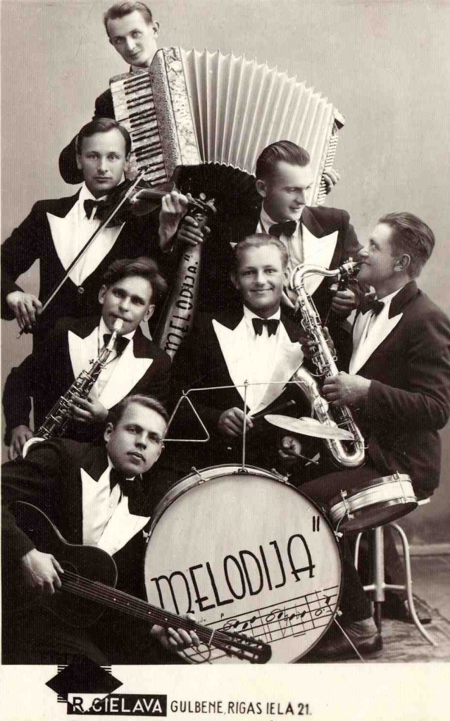 Gulbenes amatnieku biedrības orķestris “Melodija”. Vadītājs Arnolds Limmans (ar akordeonu). 30.gadi. 
Autors:  R. Cielava, no GNVMM krājuma