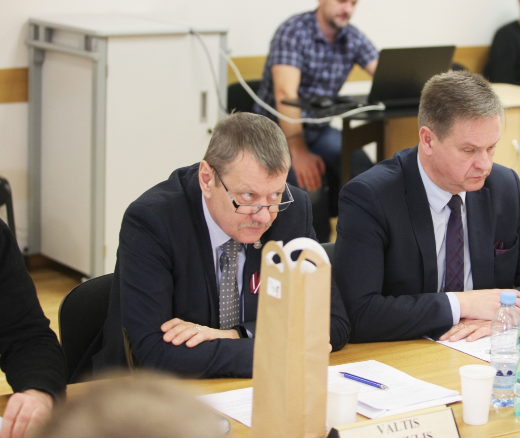 Sačukstas daudzi, bet skaļi un publiski pasaka deputāts Valtis Krauklis (no kreisās). Novada kultūras cilvēkos un pašvaldības administrācijā briest neapmierinātība ar kultūras darba pašu galveno amatpersonu novadā.   
Autors: Gatis Bogdanovs 