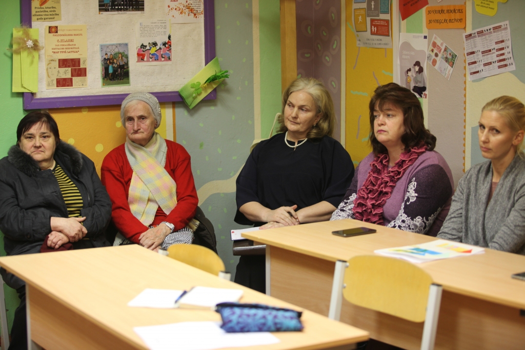 Dumpiniekiem vienota nostāja. Arī mājas “Šķieneri 10” vecākā Ilona Pitkeviča (centrā), biedrības „Stāķi 15” pilnvarotā persona Paula Leite-Berģe (no labās), mājas “Stāķi 18” vecākā Veneta Čipa (2. no labās) ir par individuāliem katra dzīvokļa līgumiem centrālapkures nodrošināšanai. Arī Stradu pagasta pārvaldes vadītājs Juris Duļbinskis domā tāpat, kas nesakrīt ar novada pašvaldības administrācijas nostāju.  
Autors: Gatis Bogdanovs