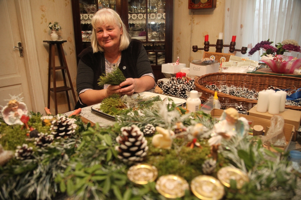 Gatavot adventes vainagus – tas ir radošs process. Lūcija Tilgase to dara tad, kad ir iedvesma. Vainaga pamatnē ir klasiskās skujas.   
Autors: Gatis Bogdanovs