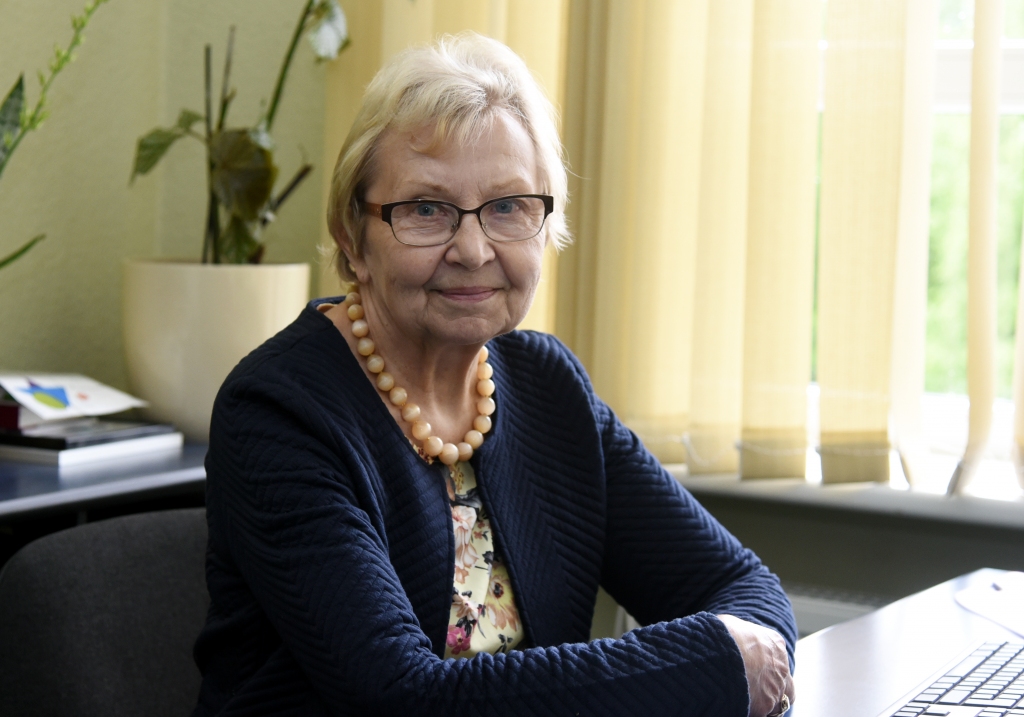 “Teikt, ka viss ir slikti, arī nevar – ir daudzi, kuri strādā profesionāli, par spīti visam. Bet diemžēl ir daudz tādu lietu, kas žurnālistiku padara blāvu un pelēcīgu,” saka filozofijas doktore Skaidrīte Lasmane. 	
Autors: Zane Bitere (LETA)