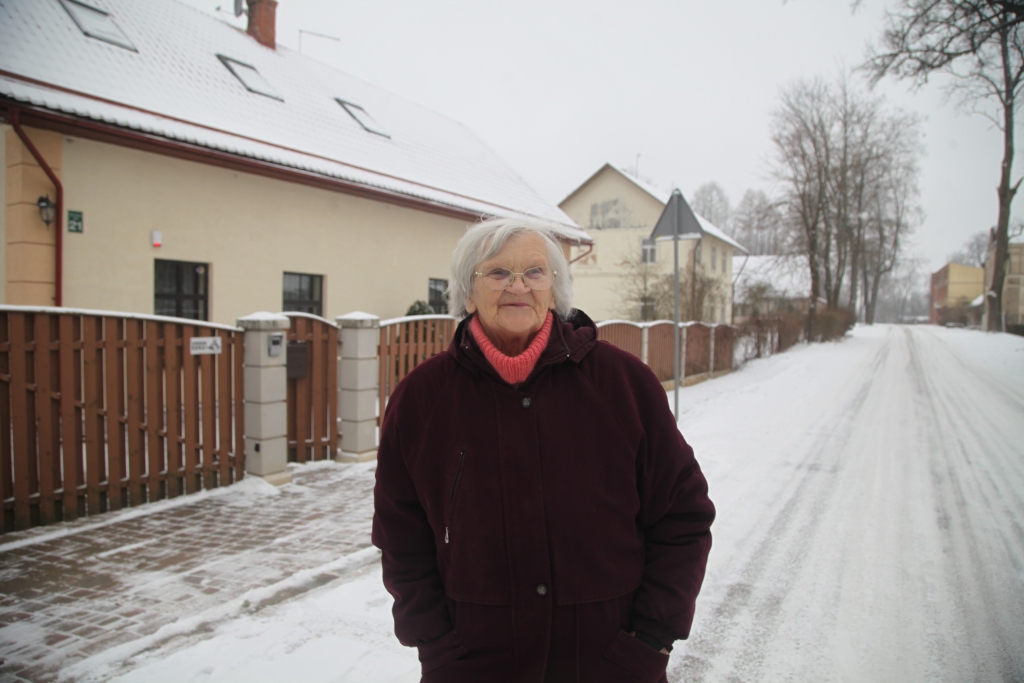 Viņas piestāv viena otrai – Brīvības iela un tās iedzīvotāja Biruta Austruma. Abas Stāmerienā ir senas, ar savu raksturu un vēsturi, ar savām tradīcijām un vērtībām. B.Austrumai Brīvības iela saistās ar skaistākajām jaunības atmiņām, ar piederības sajūtu šai vietai. Ja gribas uzzināt vairāk par Vecstāmerienu, par tās cilvēkiem – šī kundze ir vislabākā padomdevēja.  
Autors: Gatis Bogdanovs