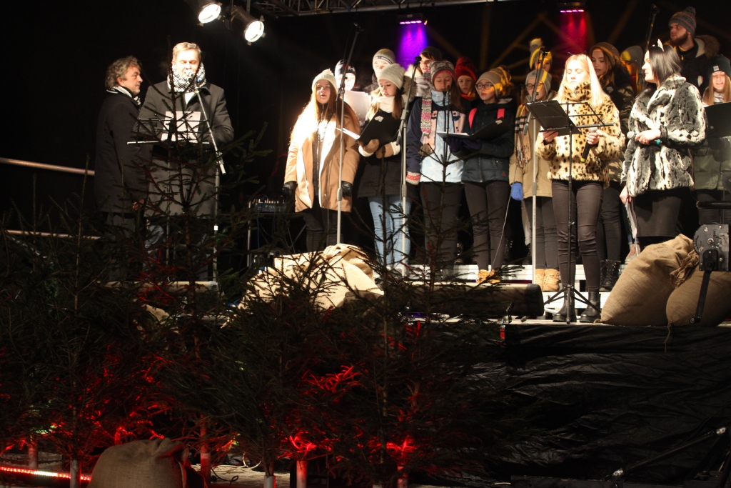 Šogad pilsētas egles iedegšanas pasākumā ikvienam bija iespēja vērot muzikālo izrādi “Kaķīša dzirnavas”.  	
Autors: Gatis Bogdanovs