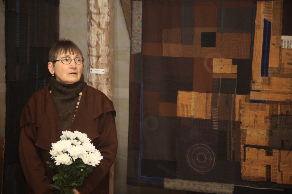 “Kādreiz mātei prasīju, kāpēc viņa mani aizveda uz lietišķo skolu. Mamma atbildēja, ka raugoties manī, tāds normāls darba cilvēks nesanāks. Es tā mazliet zīmējusi, tāpēc mamma aizveda uz sagatavošanas kursiem. Par to viņai paldies!” saka māksliniece Inese Jakobi no Madonas. 
Autors: Gatis Bogdanovs