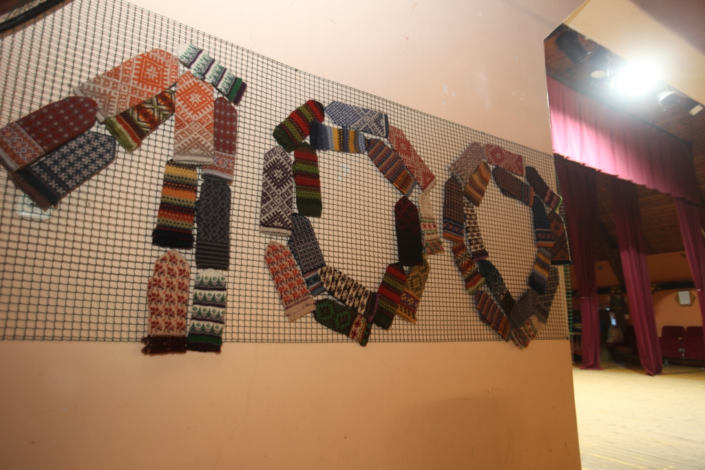 Tirzas kultūras nama izstādē Vitas Elksnes cimdi sakārtoti skaitlī 100. Tie par savu adītāju un latviešu īpašo cimdu adīšanas mākslu stāsta nākamajām paaudzēm. 
Autors: Gatis Bogdanovs