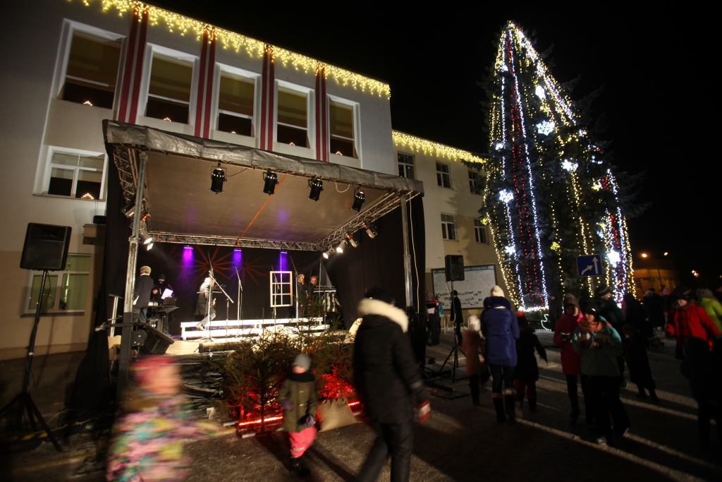 Arī šogad Gulbenes novada pašvaldība aicina padomāt par svētku rotu, noformējot ēkas, sētas, skatlogus, lai pilsēta svētku gaidīšanas laikā būtu skaista un priecētu gan vietējos, kā arī pilsētas viesus. Šīs akcijas uzvarētāji tiks pie balvām!  	
Autors: Gatis Bogdanovs