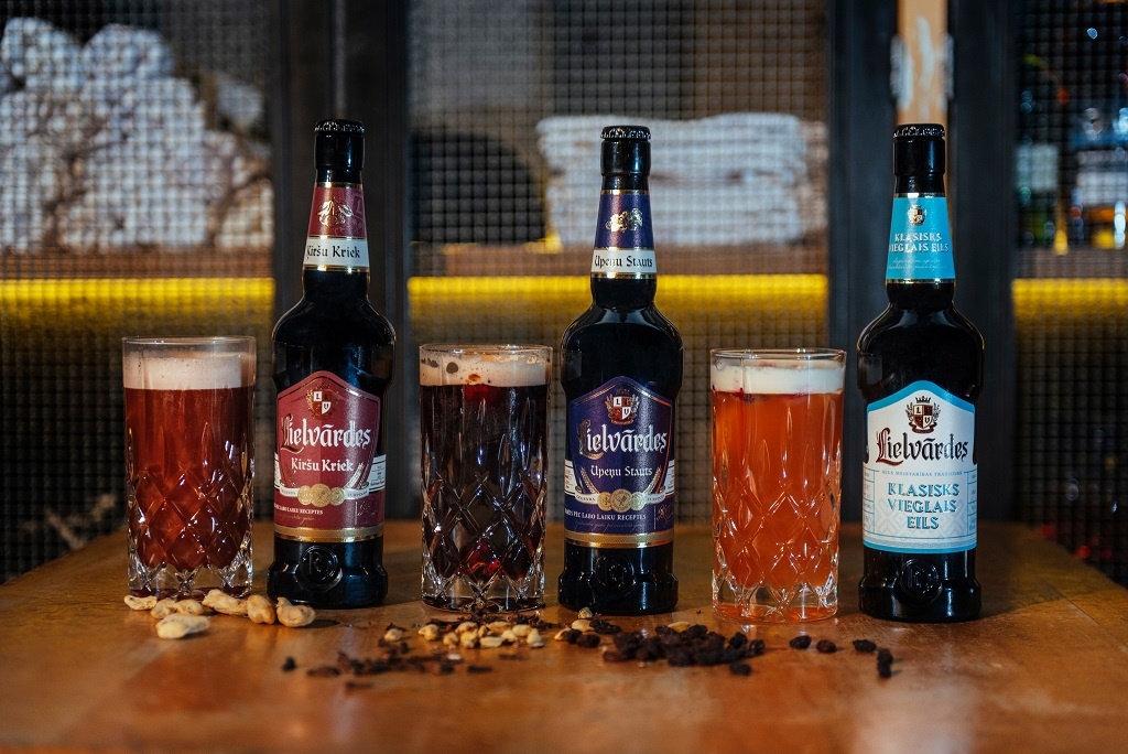 Trīs siltie alus dzērieni.