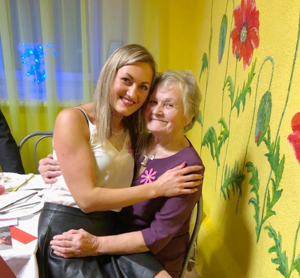 Māra Pavlova kopā ar mazmeitu Madaru 80 gadu jubilejas svinībās.
Autors: no personiskā arhīva