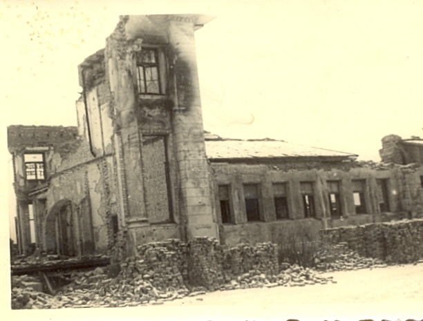 Kara gadi. Viena vara nāk, otra iet. Ir postījumi, arī dzelzceļa stacijai.
Autors: no GNVMM krājuma