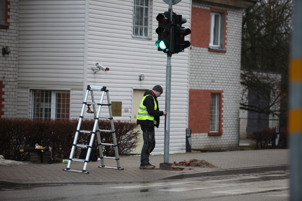 Dažas dienas pēc ceļu satiksmes negadījuma luksofors O.Kalpaka un Ābeļu ielas krustojumā tika uzlikts no jauna 	
Autors: Gatis Bogdanovs