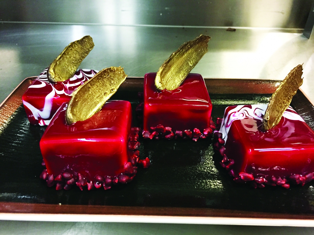 Šādi izskatās Svetlanas Kotovas pagatavotie našķi, izmantojot saldēšanas metodi un spoguļglazūru. 	
Autors: INESE VEIDEMANE