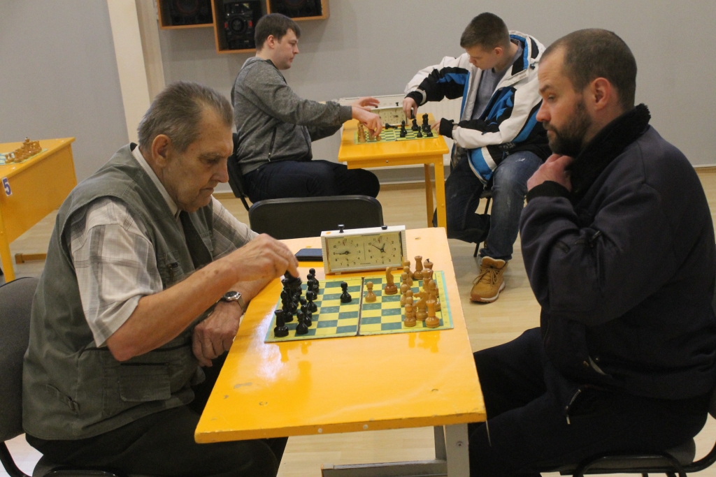 Dzintars Jaunzems (no labās) mērojas spēkiem ar Andri Šūpolu. 	
Autors: Dace Anča