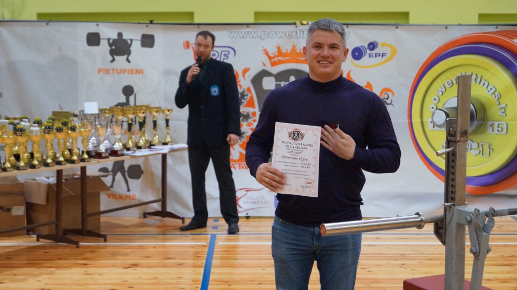 Komandas atlēts Uģis Smirnovs saņēma Starptautiskā sporta meistara sertifikātu svaru stieņa spiešanā guļus.	
Autors: no personiskā arhīva