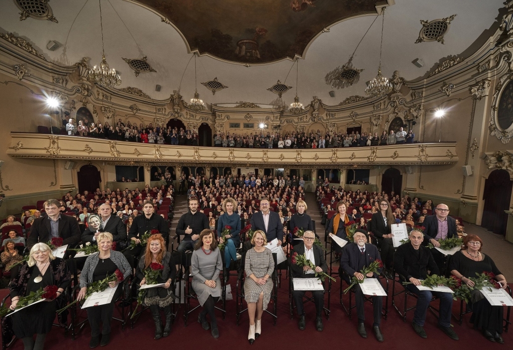 Fotogrāfijas priekšplānā (no kreisās):  Filmas Saule brauca debesīs režisore Roze Stiebra, filmas Bille režisore Ināra Kolmane, filmas Ievainotais jātnieks režisore Ilona Brūvere, Nacionālā Kino centra vadītāja Dita Rietuma, LR kultūras ministre Dace Melbārde, filmas Vectēvs, kas bīstamāks par datoru režisors Varis Brasla, filmas Turpinājums režisors Ivars Seleckis, filmas 1906 režisors Gatis Šmits, filmas Kurts Fridrihsons režisore Dzintra Geka.

Otrajā rindā no kreisās: Filmas Tēvs Nakts operators Andrejs Rudzāts, filmas Homo novus producents Ivo Ceplevičs, filmas Baltu ciltis režisori Raitis Ābele un Lauris Ābele, filmas Paradīze ’89 režisore Madara Dišlere, filmas Astoņas zvaigznes producents Bruno Aščuks, filmas Mērijas ceļojums režisore Kristīne Želve, filmas Laika tilti režisore Kristīne Briede, filmas Jēkabs, Mimmi un runājošie suņi māksliniece Elīna Brasliņa, filmas Lustrum režisors Gints Grūbe.
Autors:  Gatis Rozenfelds