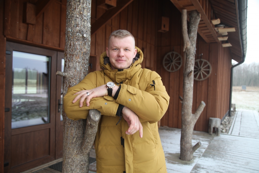 Arī laukos var attīstīt tūrismu. Par to ir pārliecināts uzņēmējs, viesu nama “Dīķsalas”, kas atrodas Stradu pagastā, saimnieks Guntis Miķelsons. “Bet, lai tūrisms attīstītos, visu laiku ir jāstrādā. Tie, kam tūrisms laukos ir pagrimis, un tādu ir daudz, neko nedara - neattīstās, kā arī nepļauj zāli, nepārkrāso, neatjauno. Kad neizdara šādas lietas, tad kaut kādā brīdī, manuprāt, klients to pamana un dodas atpūsties uz citu vietu. Pie vainas ir rutīna un, protams, arī sēdēšana uz veciem lauriem, neiešana līdzi laikam,” saka uzņēmējs.   
Autors: Gatis Bogdanovs