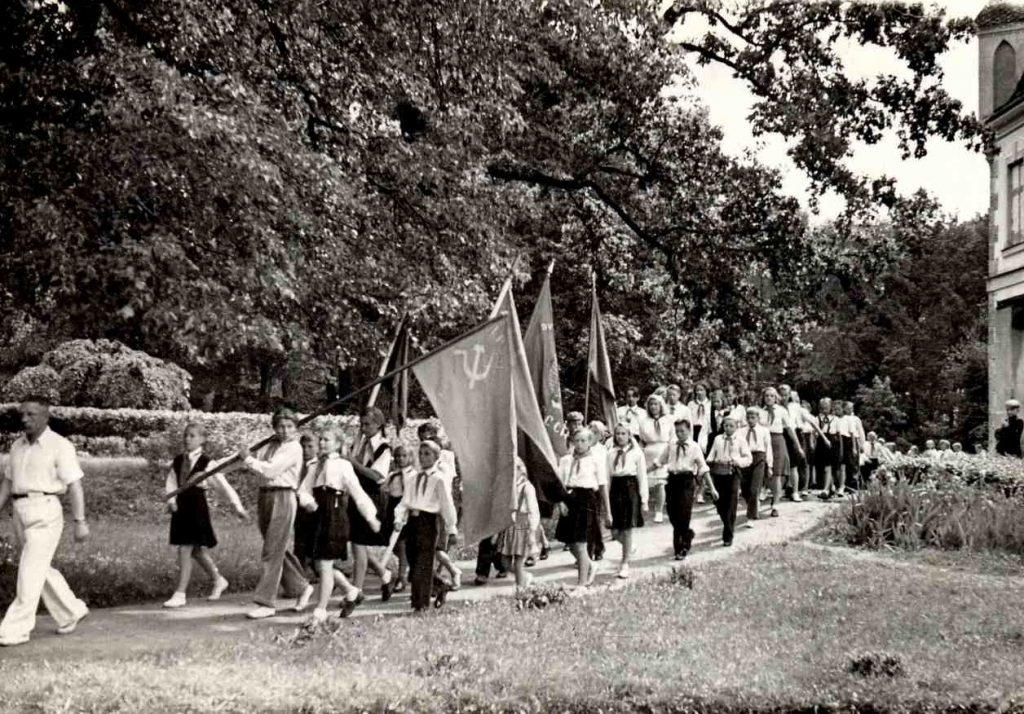 Ļeņina mazbērni - pionieru svētku gājiens Stāmerienā 1950.gadā. 
Autors: no GNVMM krājuma
