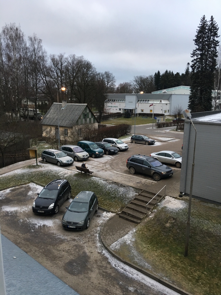 Patiešām! Iedzīvotāju vērojumi apstiprinās. Pulksten 10.00 apgaismojums pie veikala “Maxima” Gulbenē, Skolas ielā 7, ieslēgts bija arī vakar. 	
Autors: Diāna Odumiņa