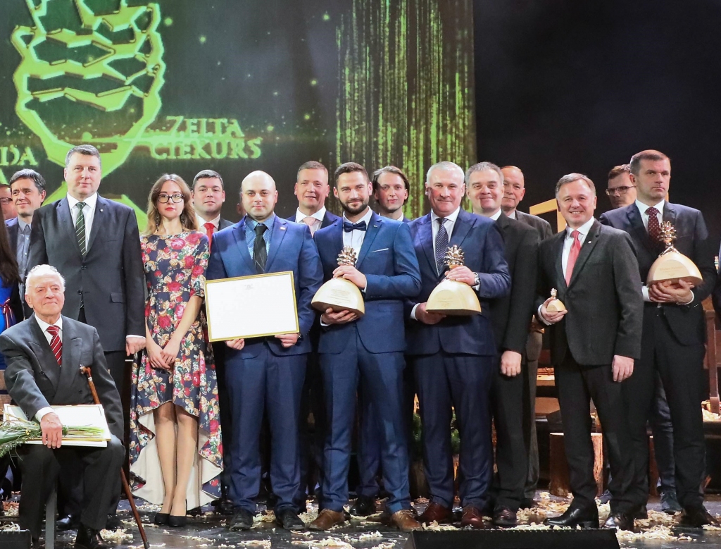 Latvijas Meža īpašnieku biedrības 2018.gada balva jeb lielais “Zelta čiekurs” nominācijā “Par inovatīvu uzņēmējdarbību” ir piešķirts Lizuma SIA “Avoti SWF” - vienam no modernākajiem kokapstrādes uzņēmumiem Baltijā, kas lielos apjomos ražo priedes masīvkoka mēbeles, kā arī kokskaidu granulas. Granulas SIA “Avoti SWF” sāka ražot 2017.gadā, bet tā īsti šo darbību izvērsa šogad. SIA “Avoti SWF” īpašnieks Uldis Misiņš (ar balvu no labās) “Dzirkstelei” saka, ka sajūtas, iegūstot lielo “Zelta čiekuru”, ir pozitīvas. Apbalvojums nopelnīts par paveikto, taču uzņēmējam esot arī jaunas biznesa ieceres, kuras pagaidām viņš neatklāj. “Kad būs apstiprinājumi, tad! Šobrīd mēs pie tā strādājam,” viņš saka. SIA “Avoti SWF” raksturo nemitīgas inovācijas ražošanas tehnoloģijās. Viena no pēdējām ieviestajām inovācijām ir produkcijas paletēšanas robotizācija. 
Autors:  Zemkopības ministrija