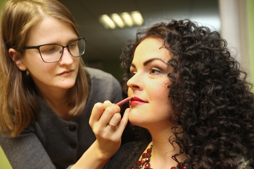 Vizāžiste Elīna Ērgle-Jundze: “Tika veidots svētku meikaps. Attiecīgi tika izvēlēti mirdzošie toņi acīm, izteiksmīga lūpu krāsa, vaigu sārtums. Ietonējām uzacis. Ikdienā pārvērtību dalībniecei nevajag aizmirst par sejas ādas mitrināšanu un jādzer ūdens. Pārvērtību dalībniecei ir izteiksmīgas uzacis, matu krāsa, bet acis gaišas, līdz ar to viņa ir kontrastaina, un nav jābaidās no izteiksmīgām krāsām. Ikdienā atliek uzkrāsot skropstas, ietonēt uzacis, neaizmirst par lūpu krāsu. Viņai piestāv koši akcenti, aksesuāros - izteiksmīgi toņi.”
Autors: Gatis Bogdanovs