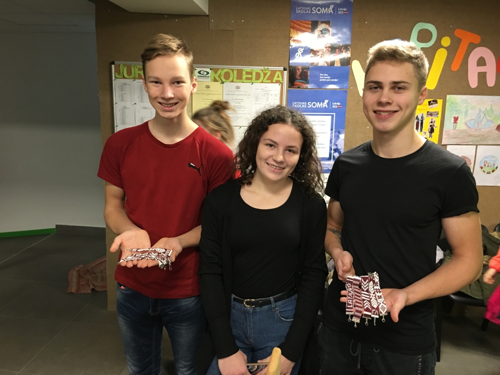 Viss sākās ar Sanijas Rjačenskas pērļoto jostu. Puiši pamanīja, novērtēja un noskaidroja, ka tas ir pašas roku darbs. Ilvars Ilgsalietis (no kreisās) un Mareks Jaņuns rosināja dibināt kopīgu mācību uzņēmumu. 
Autors: Diāna Odumiņa