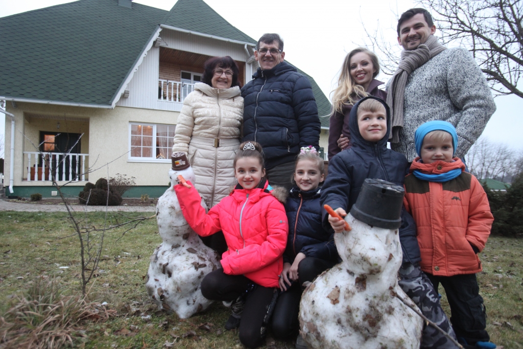 Nekur nav tik labi kā pie mammas un vecmāmiņas Raisas Ragas (2.rindā no kreisās)! Kopā ar dzīvesbiedri šajā attēlā ir Ilgonis Rags, dēls Edmunds Rags ar sievu Inetu, kā arī plašā mazbērnu pulka daži pārstāvji (no kreisās) – Amēlija (8), Elīza (11), Emīls (6) un Edžus (4).  
Autors: Gatis Bogdanovs