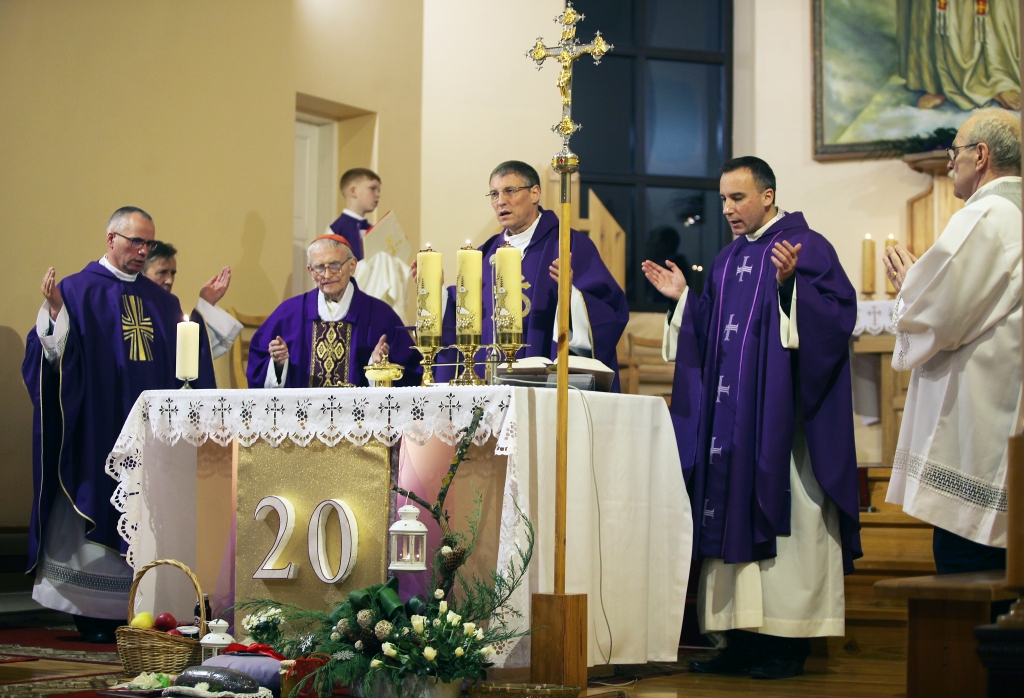 Pilna baznīca cilvēku 19.decembra vakarā bija Gulbenes katoļu dievnamā, jo tika svinēta šīs ēkas iesvētīšanas 20 gadu jubileja. Dievkalpojumā par godu šim notikumam piedalījās deviņi katoļu priesteri. Gulbeniešus ar savu klātbūtni šajā notikumā bija pagodinājuši viņa eminence kardināls Jānis Pujats un viņa ekselence Rīgas metropolijas arhibīskaps metropolīts Zbigņevs Stankevičs. Zīmīgi, ka viņi abi ir bijuši klāt arī šā dievnama iesvētīšanā pirms 20 gadiem – J.Pujats kā toreizējais Latvijas katoļu baznīcas galva, Z.Stankevičs kā priesteris. 
Autors: Gatis Bogdanovs