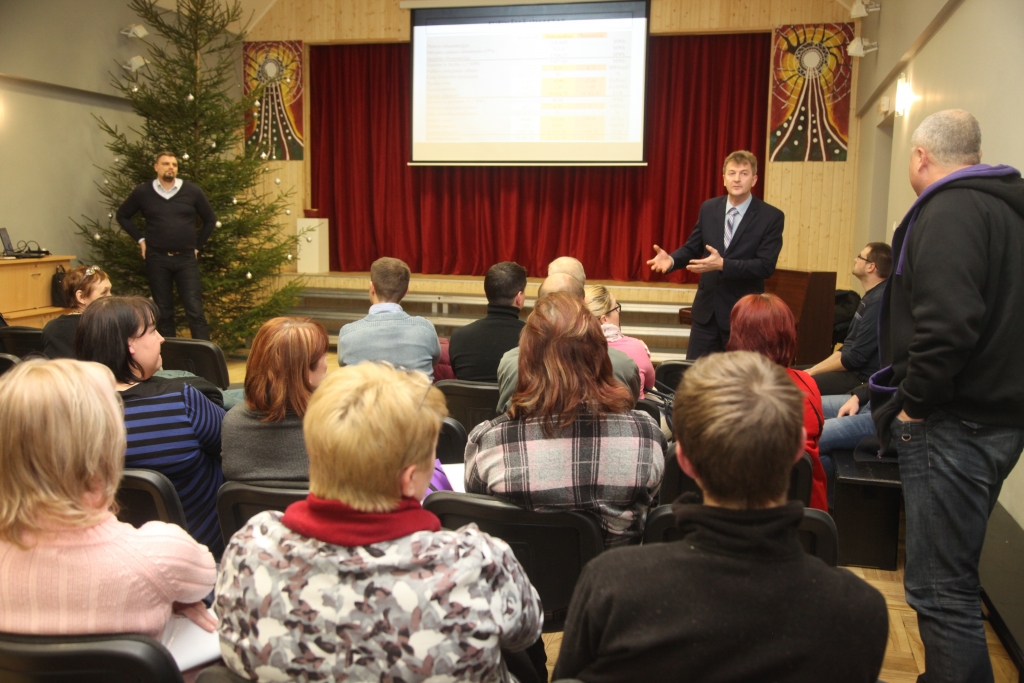 Pašvaldība pati vēlas šo projektu vai ne? 18.decembrī sapulcē, uz kuru bija sasaukti Stāķu un Šķieneru iedzīvotāji, tas tā arī nekļuva skaidrs. Priekšā skaidroties ar tautu bija nolikts Mārtiņš Dauksts – projektu sagatavotājs, kurš nav vietējais. Lai sarunu padarītu saprotamāku, sāka jautāt vietējais “saskaņietis” Normunds Aizpurs. Tad kājās cēlās un savu daiļrunību lika lietā arī novada domes priekšsēdētāja vietnieks Andis Caunītis. 
Autors: Gatis Bogdanovs