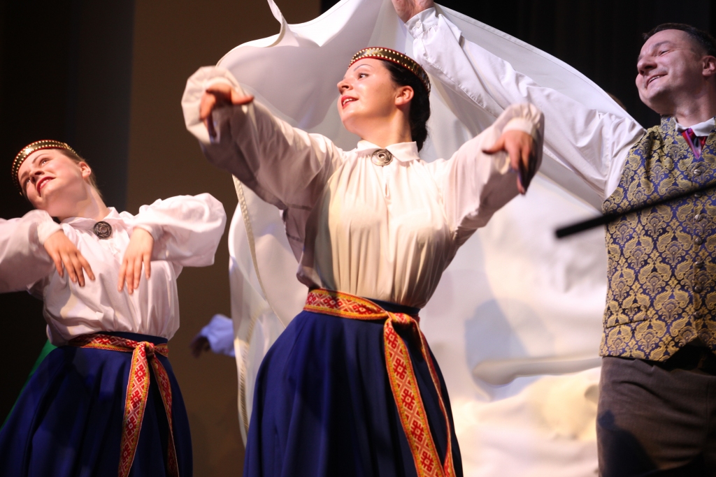 Gada iedvesmojošākais  koncerts – šo titulu “Dzirkstele” pelnīti piešķir Gulbenes jauniešu deju kolektīva “Zelta Rūsiņš” tradicionālajam Ziemassvētku koncertam Gulbenes kultūras centrā. Pašmāju kolektīvs ar savu sniegumu spēja piecelt kājās kultūras nama pilno zāli un aizkustināt līdz sirds dziļumiem! Jau sesto gadu jauniešu deju kolektīvs “Zelta Rūsiņš” rīko šo Ziemassvētku koncertu, šoreiz svinot arī savas pastāvēšanas 10.jubileju. Par “Zelta Rūsiņa” koncertu lasiet 6.-7.lpp., bet par spilgtākajiem gada notikumiem “Dzirksteles” ieskatā - 8., 9.lpp.
Autors: Gatis Bogdanovs