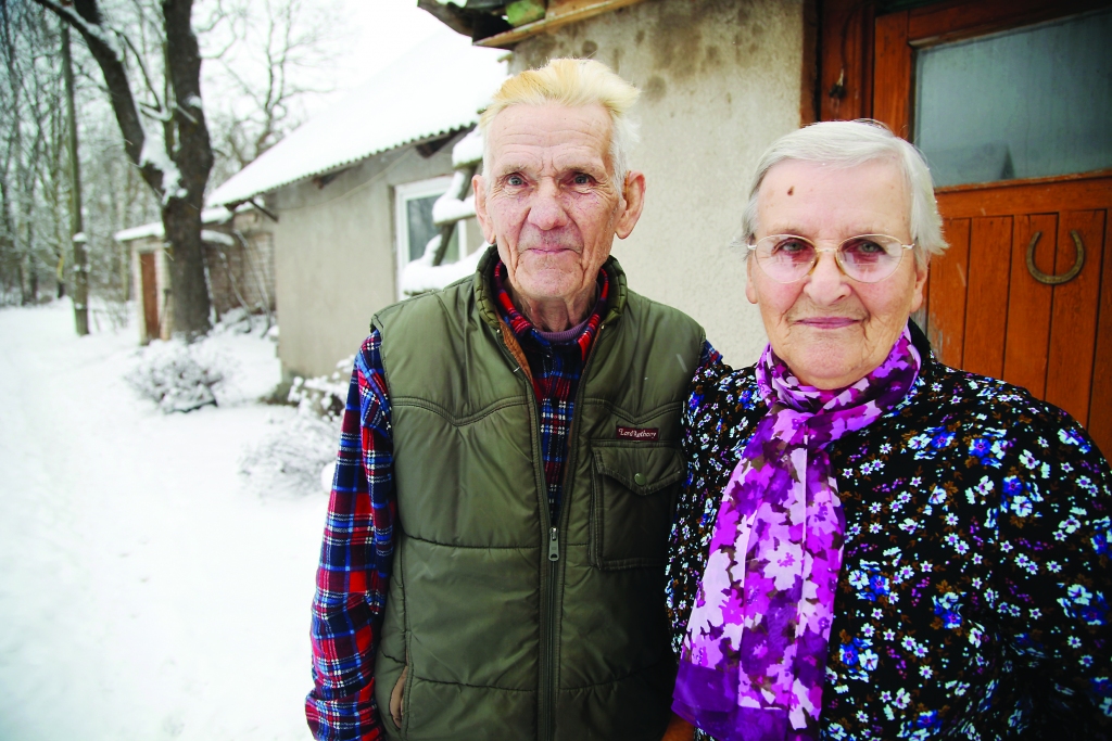 Irēna un Valdis Stonkas ir Līgo pagasta ļaudis. Tur rit viņu dzīve. Irēna Līgo pastā nostrādājusi astoņus gadus, tad veselības problēmu dēļ no pasta aizgājusi un tad strādājusi kolhozā. Bijusi gan uzskaitvede, gan vadījusi arī celtniecības brigādi. Savukārt Valdis strādājis kolhozā par traktoristu.  
Autors: Gatis Bogdanovs