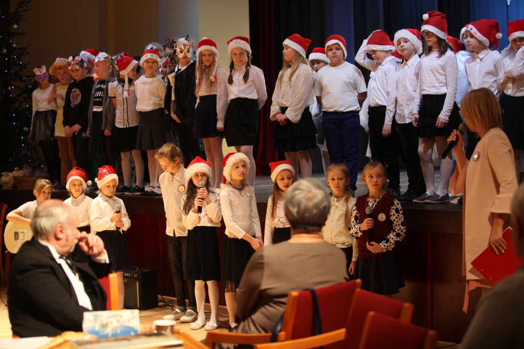 Gulbenes pensionārus iepriecināja diždraugu - sākumskolas audzēkņu - priekšnesumi. 
Autors:  Gatis Bogdanovs