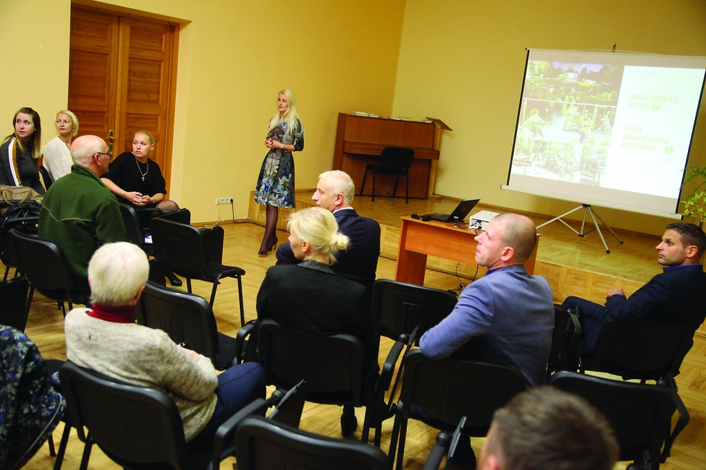 Gada megaideja – atpūtas laukums Gulbenē. Gada nogalē domē tika bīdīta pretrunīga ideja būvēt atpūtas laukumu novada centrā par pusotru miljonu eiro, kas sacēla vētru un sakūla krējumu iedzīvotāju prātos un interneta dzīlēs. Par spīti diezgan daudzu pretenzijām projekts tiek virzīts tālāk. 
Autors: Gatis Bogdanovs