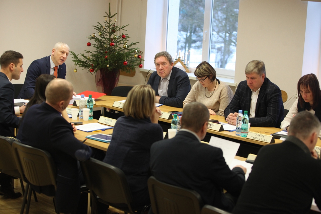 Kā tajā dziesmā - vai tad nevajag vai vajag; vajag gan! Deputāti 2018.gada pēdējā domes sēdē ar balsu vairākumu faktiski konceptuāli ir vienojušies par pašvaldības tirgus paviljona veidošanu Gulbenē. 	
Autors: Gatis Bogdanovs