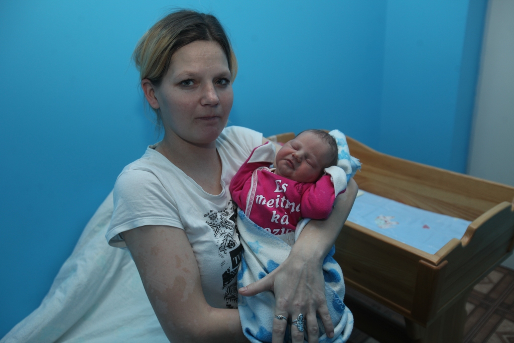 Dzemdību nodaļā Balvos pirmais 2019.gadā dzimušais bērniņš ir meitenīte. Un tā ir gulbeniete. Mazulīte nākusi pasaulē pusstundu pēc jaunā gada iestāšanās, bet precīzāk – 
1.janvārī pulksten 00.32. Māmiņa Judīte Leišavniece, jau gaidot mazuli, bija nolēmusi dot vārdu Monta. Arī pati Judīte savu dzimšanas dienu svin janvārī. Mazā Monta piedzimstot bija 51 centimetru gara un svēra 2640 gramus.
Autors: Gatis Bogdanovs