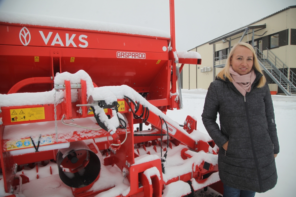 Lauksaimniecības pakalpojumu kooperatīvās sabiedrības “VAKS” Gulbenes filiāles vadītāja Vita Jonase akcentē, ka ar kooperatīva atbalstu iespējams iegādāties mazlietotu lauksaimniecības tehniku no Vācijas. 
Autors: Gatis Bogdanovs