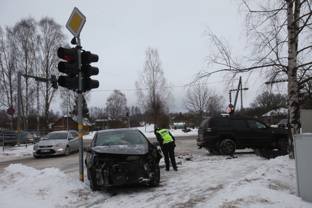 Ne pirmo reizi Rīgas un Blaumaņa ielu krustojumā notiek avārija neatkarīgi no tā, vai tur ir vai nav luksofori.  
Autors: Gatis Bogdanovs