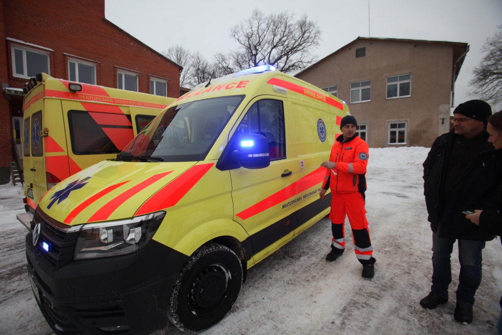 “Bijām pelnījuši. Esam priecīgi par jauno auto!” saka “ātro” šoferis Juris Duļbinskis. Viņam piekrīt arī kolēģis Jurijs Žavrids. 

Autors: Gatis Bogdanovs