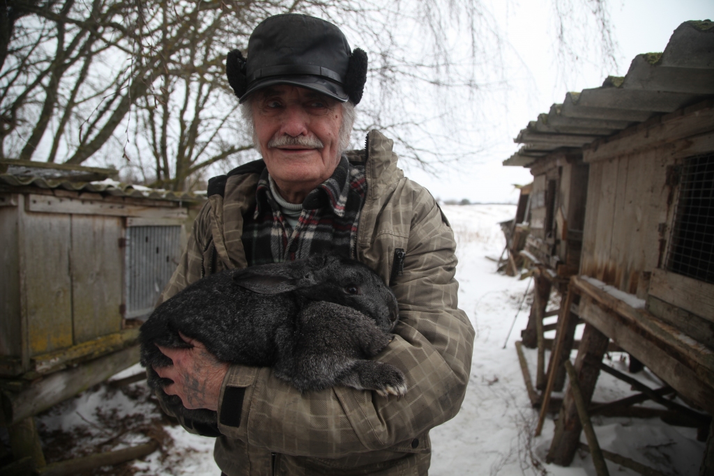Ādams Skangalis rāda divus gadus veco trušu mammu. “Savulaik man bija pat 70 un 80 truši. Tagad tik daudz nav. Ne jau tāpēc, ka nav spēka, bet kur likt? Ja kāds paņem gaļu, tad maksā kapeikas, bet esmu dzirdējis, ka Rīgā gan truša gaļa maksā bargu naudu,” saka seniors.  
Autors: Gatis Bogdanovs