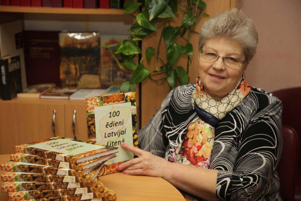 Sestdien Litenē notika grāmatas “100 ēdieni Latvijai Litenē” prezentācija. Grāmatā ir apkopotas 100 dažādu ēdienu receptes, kuras dažādos pasākumos visa gada garumā Litenē piedāvājušas: Diāna Skopāne, Ērika Dukure, Ginta Ozoliņa, Iveta Cigle, Dace Dzērve, Laura Rutka, Inta Pužule, Maija Leimane un Astrīda Dzērve (attēlā). “Vērtības šajā pasaulē mainās pa dienām, stundām un minūtēm, bet ir trīs lielās, nemainīgās, vērtības, kas atvēlētas mūsu dzīvē – šis laiks, šī vieta un ļaudis. Dieviņš radījis mūs pasaulē labiem darbiem. Paies gadi, mūsu nebūs, darbi un atmiņas paliks,” grāmatas ievadā raksta Astrīda. 
Autors: Gatis Bogdanovs