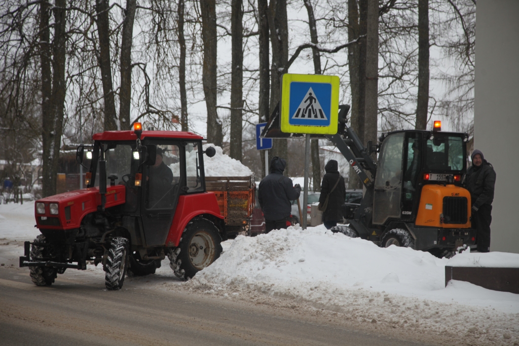 Pamatīga sniega kaudze bija arī pie gājēju pārejas O.Kalpaka ielā. Tā pirmdien tika izvesta. 
Autors: Gatis Bogdanovs