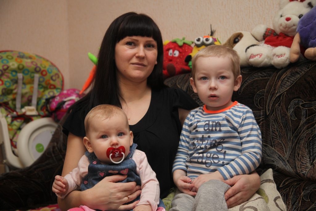 Anda Devjatņikova pašlaik bauda mājas dzīvi kopā ar simtgades bērniņu - mazo Evelīnu, Raiens apmeklē bērnudārzu, savukārt vecākā meita Alise fotografēšanās brīdī bija skolā. 
Autors: Gatis Bogdanovs