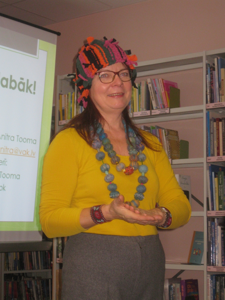 Rotājusies ar siltajām krellēm, ko pati darinājusi no jēldzijas, un pašas darinātu cepuri, kas tapusi no veca džempera, zaļā dzīvesveida piekritēja Anitra Tooma uzsver, ka viszaļākais pirkums ir tas, ko cilvēks nenopērk. 
Autors: Līga Vīksna