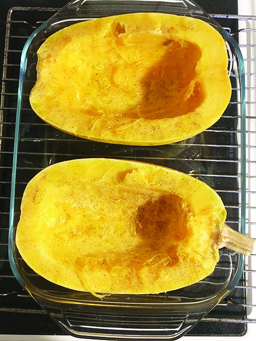 ◆ Vispirms ķirbis jāpārgriež uz pusēm. Šī ķirbja miza ir ļoti cieta, tādēļ jāizvēlas ass nazis. Kad tas ir izdarīts, iztīra to no sēklām un visa pārējā, kas ir viducī. Ķirbja puses var cept gan uz cepamā papīra, gan cepamtraukā. Šoreiz mans ķirbis ir tieši tik liels, lai ietilptu cepamtraukā. Abas pusītes pārkaisa ar sāli un pipariem. Pēc tam apslaka ar eļļu un liek cepeškrāsnī vismaz 180 līdz 200 grādu temperatūrā uz 30 līdz 40 minūtēm.
Autors: Laura Pāvila