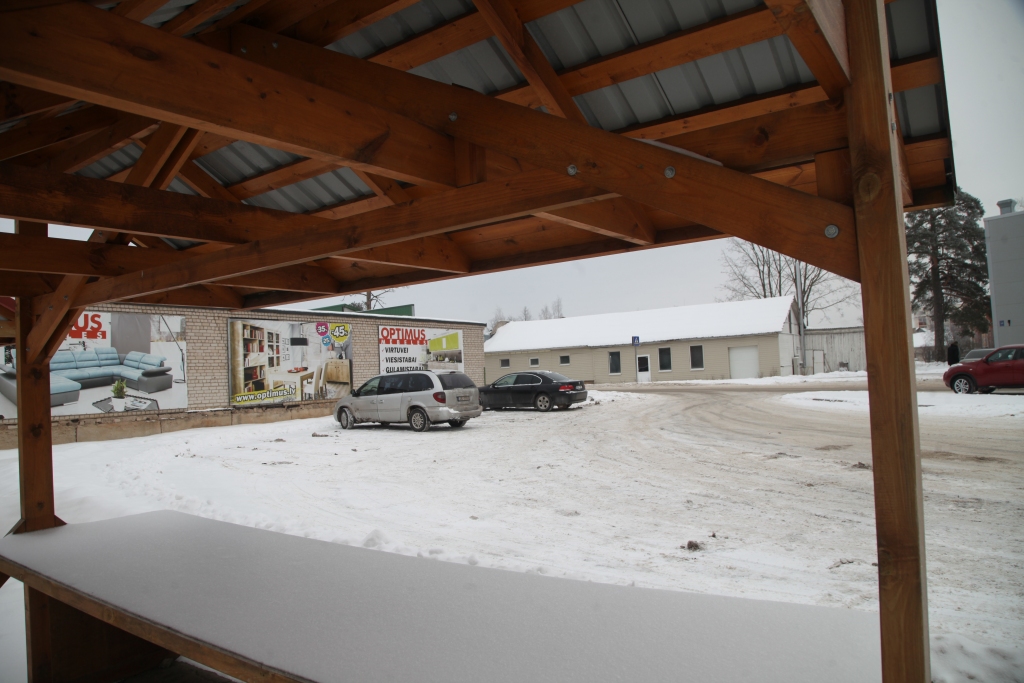 Gulbenē faktiski ir divas tirgus vietas. Viena ir Rīgas ielā bijušā veikala “Elvi” telpās, kā arī ārā uz privātās zemes. Otra ir Bērzu ielā veikala “Beta” teritorijā, kā arī pašvaldības veidotajās nojumēs (attēlā) netālu no šā veikala. Teorētiski nebūtu slikti, ja blakus “Betai” šobrīd tukšajās ēkās Bērzu ielā 17a un 17b atrastos tirgus paviljons. Nebūtu pat svarīgi, vai tas pieder pašvaldībai vai ir privāts. 		
Autors: Gatis Bogdanovs