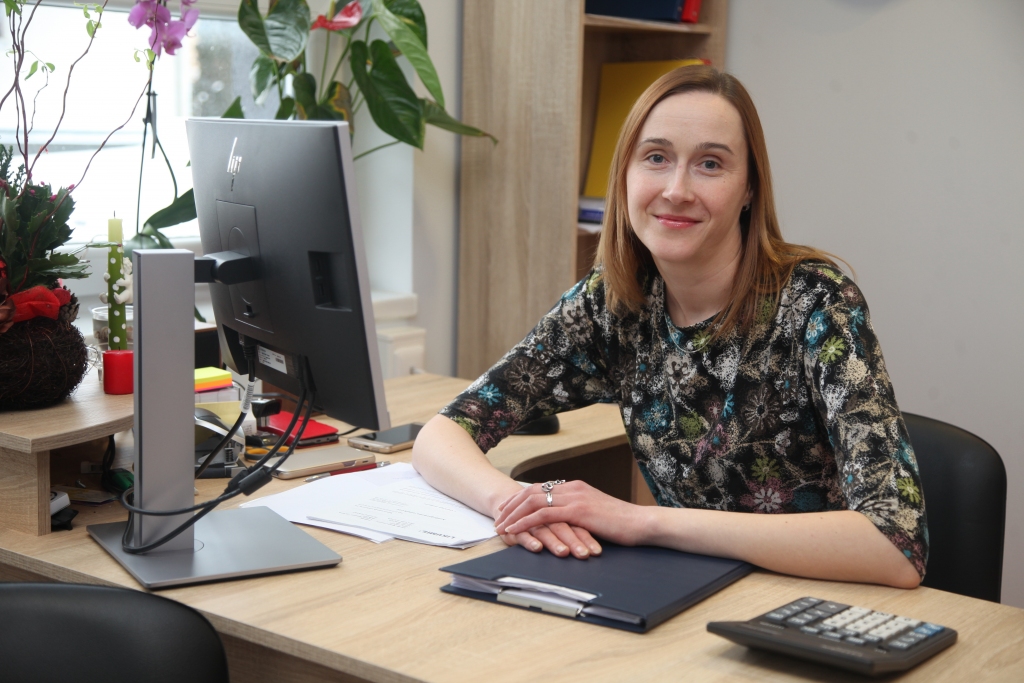 Ārpusģimenes aprūpes atbalsta centra Gulbenē sociālā darbiniece Ginta Brakovska stāsta, ka pirmie aktuālie jautājumi, pie kuriem vajadzējis ķerties, ir saistībā ar audžubērna uzvedības problēmām pusaudža vecumā, kā arī audžuģimenes jautā par bērnu veselības problēmām - kur var vērsties, kur meklēt palīdzību. 
Autors: Gatis  Bogdanovs