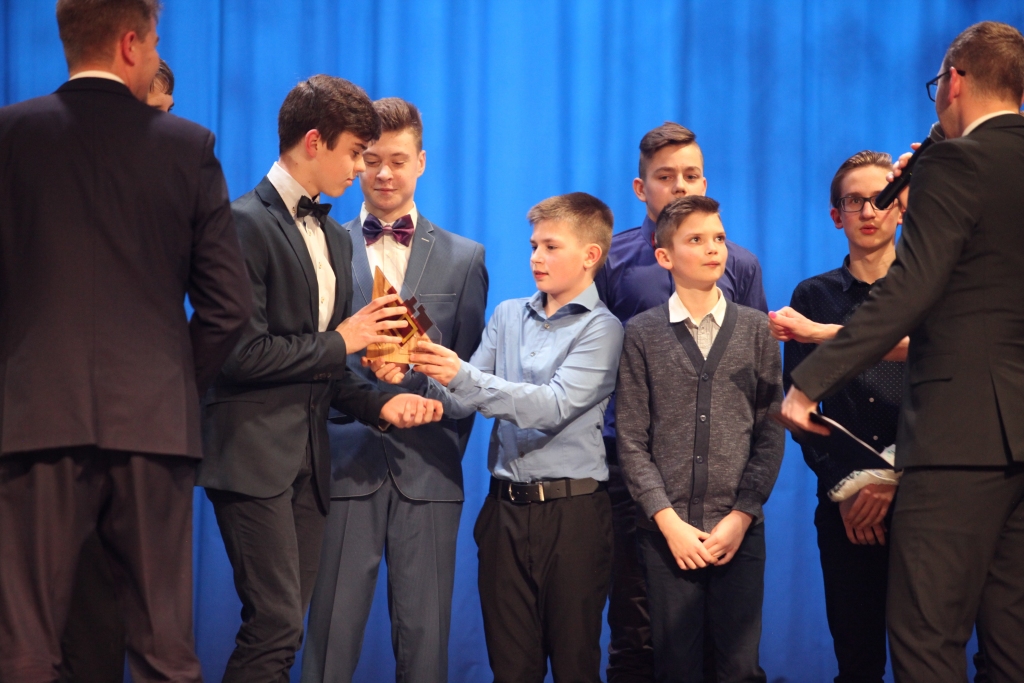 Kopīgas intereses, savstarpēja cieņa, mīlestība – tas viss vienoja ļaudis, kuri piektdienas vakarā Gulbenes kultūras centrā pulcējās tradicionālajā pasākumā „Gulbenes novada sporta laureāts”. Tika izvērtēti 2017./2018.gada sasniegumi, sakot paldies un lepojoties ar saviem sportistiem. Uz titulu “Gada sporta komanda” bija trīs pretendenti. Uzvarēja treneres Vijas Kalniņas veidotā komanda – sporta skolas basketbolisti, kuri dzimuši 2004.gadā. Uz skatuves saņemt balvu kopā ar savu treneri kāpa visa komanda. Viens no zēniem teica: “Paldies trenerei, ka viņa mūs pacieš!”
Autors: Gatis Bogdanovs