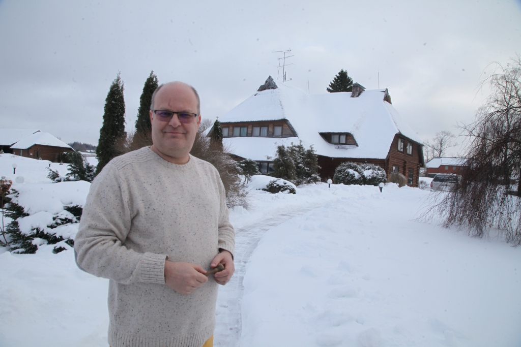 Atpūtas kompleksā “Vonadziņi”, kas atrodas Stāmerienas pagastā Ludza ezera krastā, kopš pagājušās vasaras manāma liela rosība. Tagad tur saimnieko Andris Smilgājs no Pļaviņām kopā ar savu māsu rīdzinieci Initu Sīli. Viņš atzīst, ka sarežģītākais biznesā, arī šajā, ir uzdrīkstēšanās. Pagājušajā vasarā bija jāpieņem lēmums, vai Andris pārņem atpūtas kompleksu savā paspārnē, mēģina atkal atjaunot un nostabilizēt vai padodas un pārdod. “Tāpēc uzdrīkstēšanās strādāt un nebaidīties no izaicinājumiem - tas bija smagākais lēmums. Bet tagad es to pilnīgi noteikti nenožēloju, jo mums kopā ar māsu izdevās to pacelt,” viņš uzsver. Andris “Vonadziņu” īpašnieks ir jau diezgan ilgu laiku - kopš 2006.gada, bet pagājušās vasaras vidū notika izmaiņas dalībnieku sastāvā un viņš kļuva par vienīgo īpašnieku. “Līdz tam man piederēja nedaudz mazāk par pusi, tāpēc es arī nemaz nenodarbojos ar praktisko saimniekošanu. Biju tikai kā līdzdalībnieks un viens no valdes locekļiem. Tagad esmu vienīgais valdes loceklis un pašam viss ir jādara. Bet mans dzīves plāns nebija pašam nodarboties ar viesnīcu saimniekošanu, tāpēc praktisko darbību esmu uzticējis savai māsai Initai. Viņa te man palīdz saimniekot kopš pagājušā gada jūnija beigām,” stāsta “Vonadziņu” saimnieks.  Andris zina, ka šī vieta, kur atrodas “Vonadziņi”, ir izcila, īpaši vasarā, kad saule krīt ezerā. Tas dodot spēku saimniekot.   
Autors: Gatis Bogdanovs