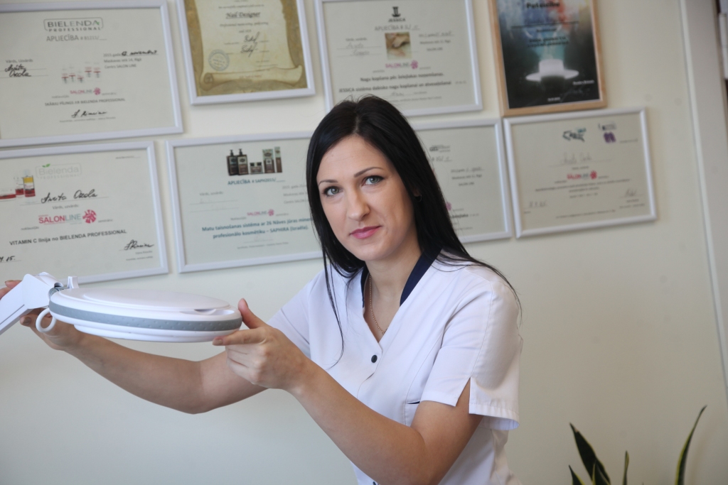 Darbs skaistumkopšanas jomā Anritu Ozolu uzlādē, jo viņa dara to, kas viņai patīk. “Vakarā ir nogurums, bet tas ir patīkams nogurums, ne tāds, kāds bija, atgriežoties mājās no darba birojā,” saka Anrita.	
Autors: Gatis Bogdanovs