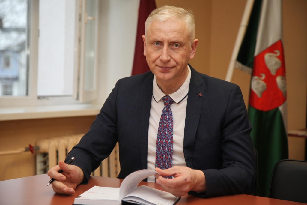 “Galvenais, lai mēs nesāktu iedalīt cilvēkus labajos un sliktajos. Nav sliktu cilvēku! Mēdz būt slikta uzvedība, nepareiza rīcība. Tikai par to varam runāt. Mums ir iespēja mainīties!” saka Gulbenes novada domes priekšsēdētājs Normunds Audzišs. 
Autors: Gatis Bogdanovs