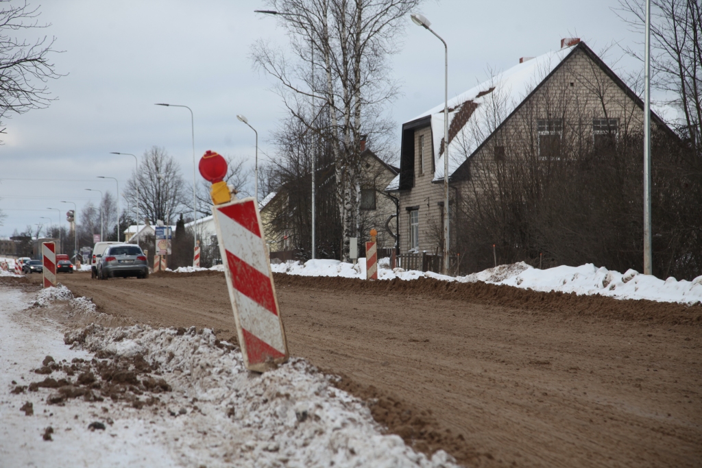 Ziema nav un nebūs viegla. Iesāktajā un nepabeigtajā rekonstruējamās Brīvības ielas posmā Gulbenē normālas brauktuves nav. Tieši tāpēc šīs ielas uzturēšanai ir jāpievērš pastāvīga un rūpīga uzmanība. Uz to uzstāj vietējie iedzīvotāji - autovadītāji un gājēji.  
Autors: Gatis Bogdanovs