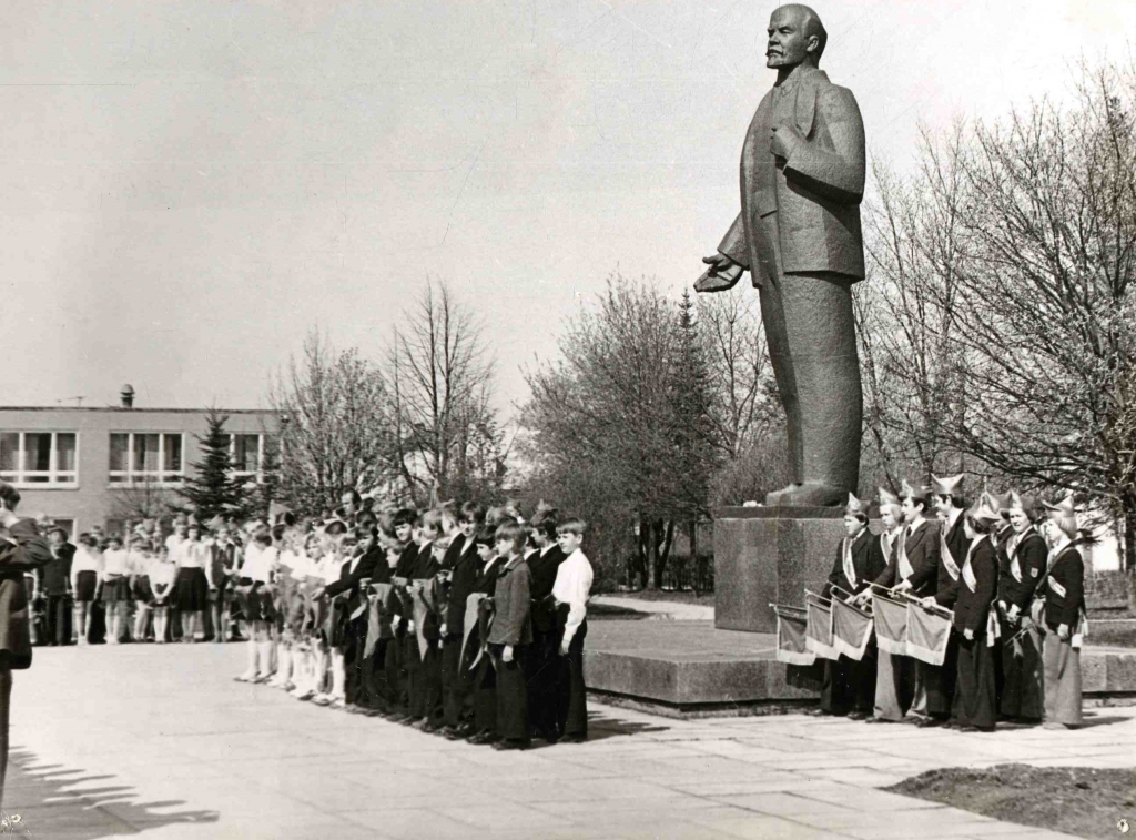 Pēc 1971. gadā uzstādītā Ļeņina pieminekļa atklāšanas jaunos pionierus organizācijas sastāvā uzņēma tieši postamenta pakājē. 	
Autors: NO GNVMM KRĀJUMA